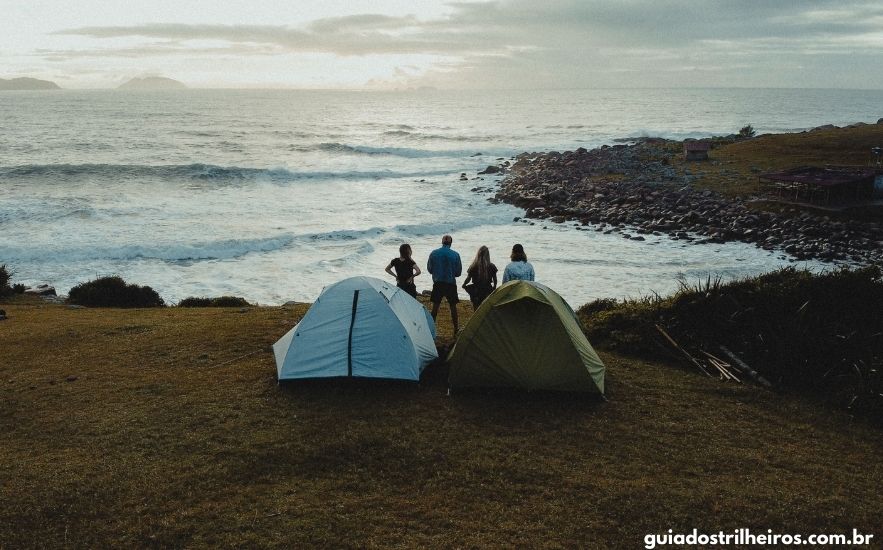 O que levar para acampar na praia