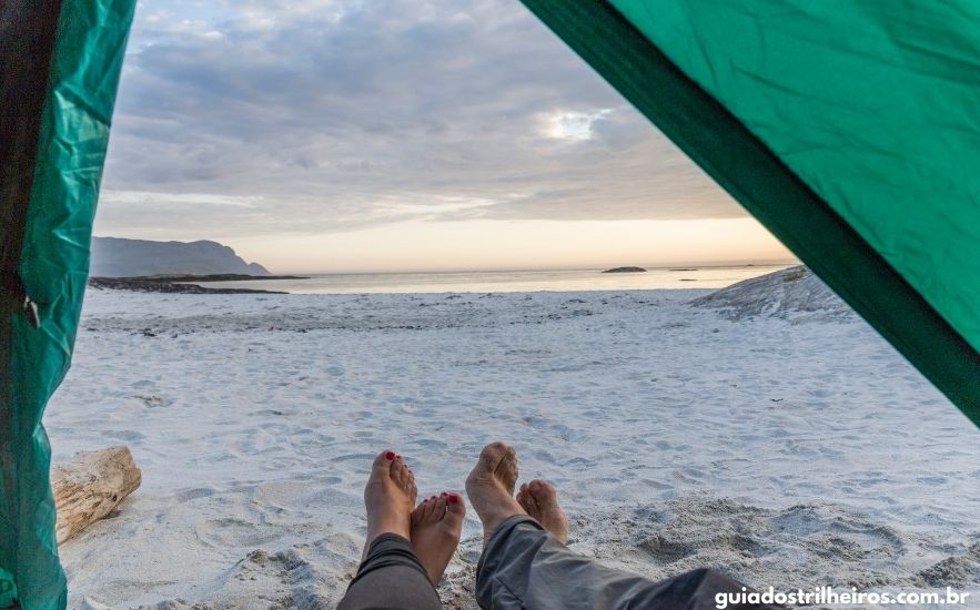 O que levar para acampar na praia