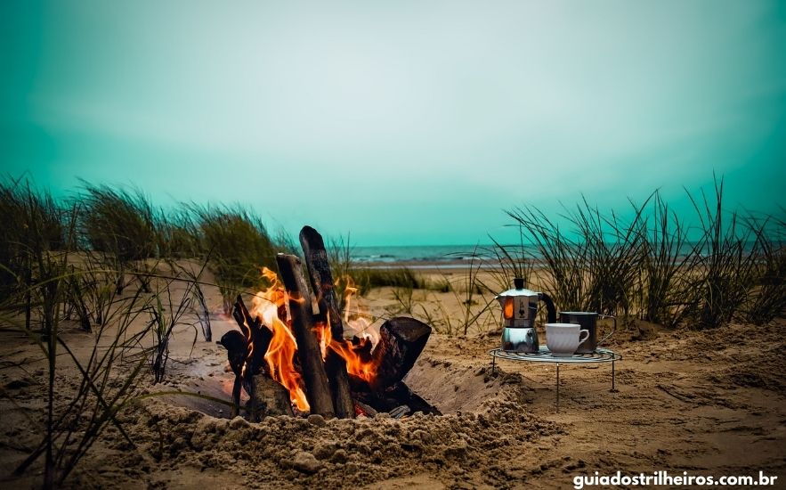 O que levar para acampar na praia
