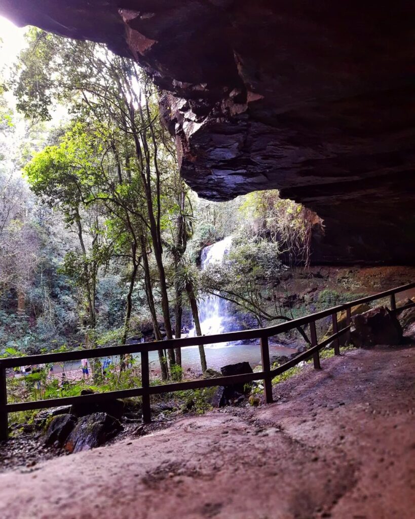 Cascata e Caverna dos Bugres