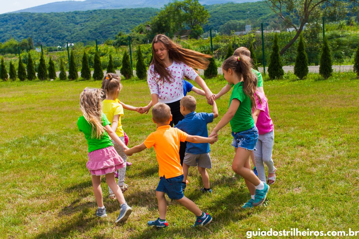 30 Brincadeiras para Acampamento: infantil, jovens e adultos
