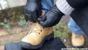 como colocar cadarço no coturno