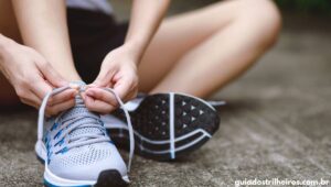 como colocar cadarço no tênis feminino