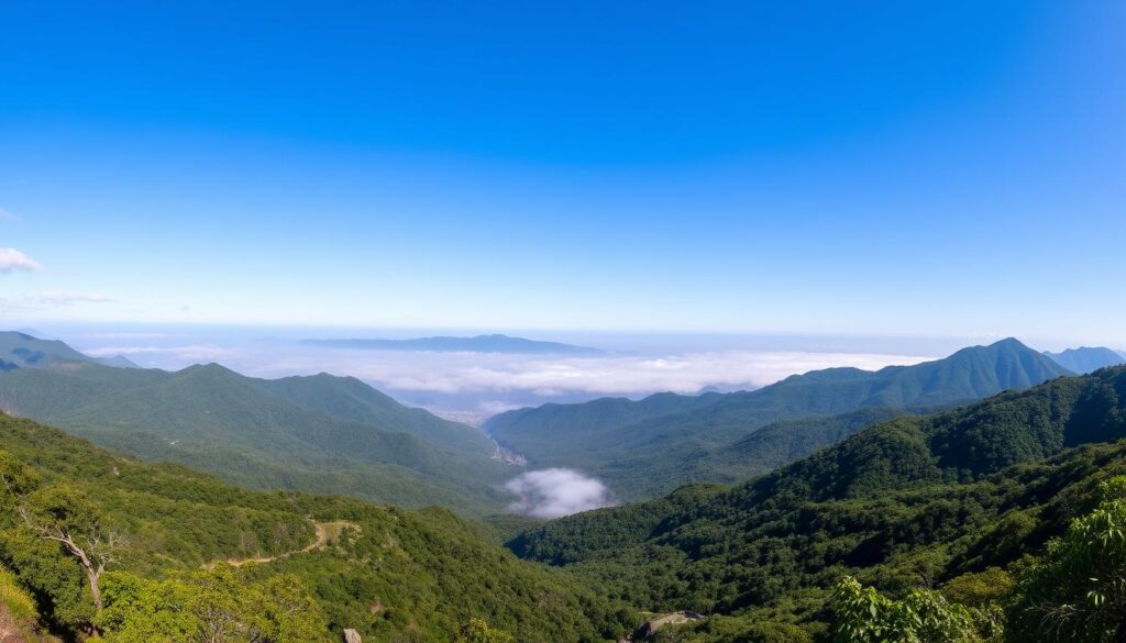 Vista panorâmica das montanhas e trilhas perto de Curitiba, mostrando a Serra do Mar